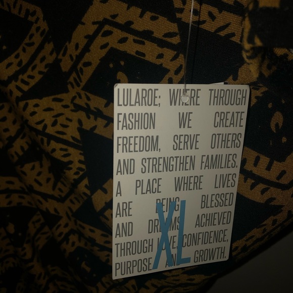 New XL LuluRoe Carly - Picture 2 of 2